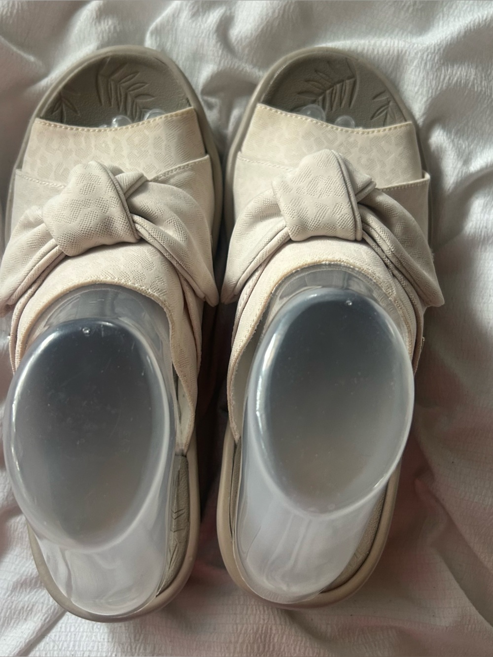 Boxers women’s 8.5 Cream Knot-Front Peep-Toe Wedges